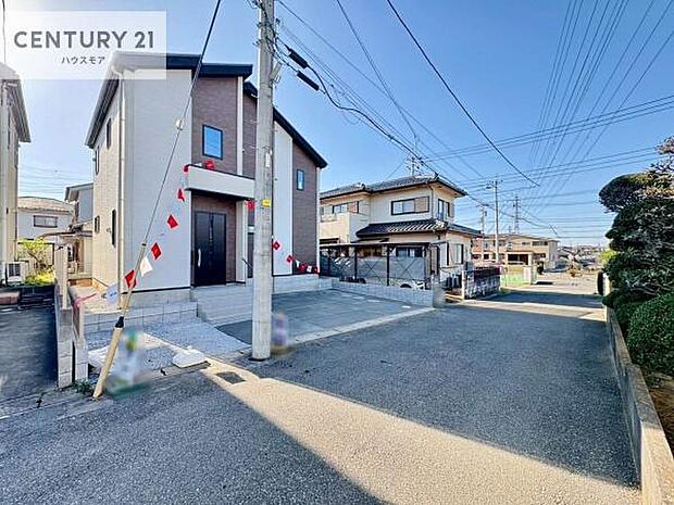 前面道路は5m!陽当り良好な立地です。車庫入れが苦手な方も安心ですね。