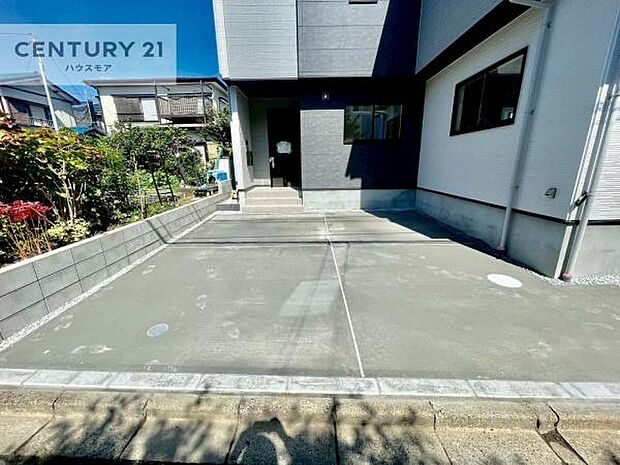 駐車スペースは2台分あります!セカンドカーはもちろん、バイクや自転車なども置き場所に困りません。