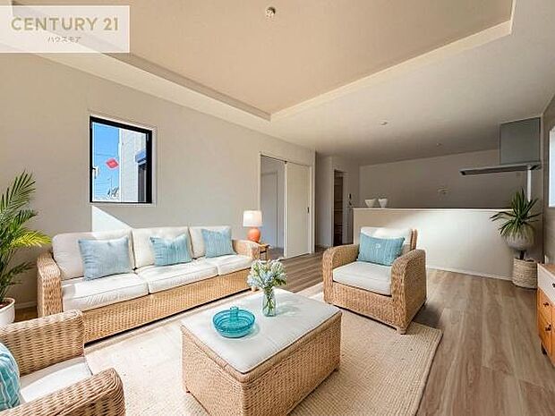 家具はCGパースです。心地良いリビングは家族が自然と集まります。家族団欒の時間が増えそうです。ご家族と、より一層充実した時間を過ごせそうですね。