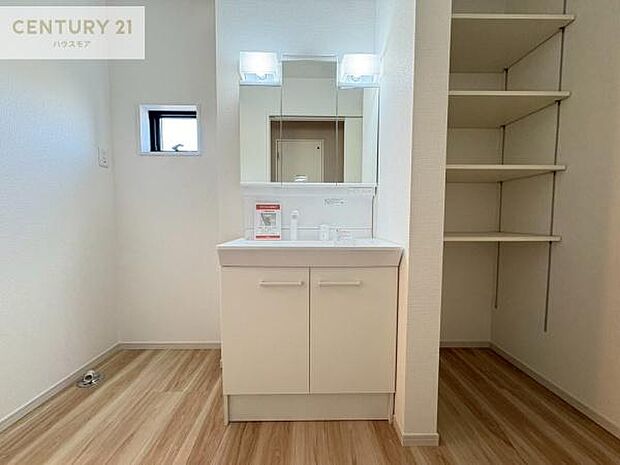 小窓付きの明るい洗面室です!湿気もすぐに入れ替えができて清潔に保つことができます!自然光が差し込むのでお化粧の仕上がりも良くなりますね!