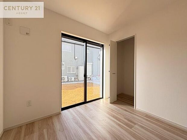 リビングと隣接した洋室です!家事の休憩スペースやキッズスペースとして活用するのもよさそうですね!