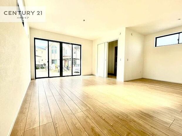 大きな窓からたっぷりの陽ざしが入る明るいリビング。開放感のあるリビングで家族団らんのくつろぎの時間を過ごせます。