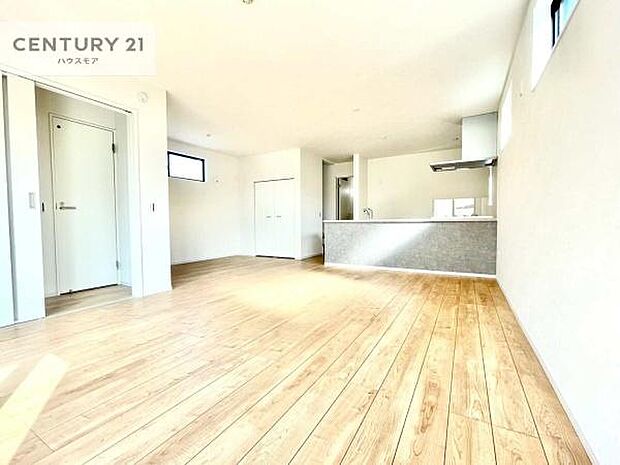 開放感のある広々LDK!ソファーやダイニングテーブルを置いても窮屈にならないので快適に過ごせます!コミュニケーションが取りやすいリビングです!