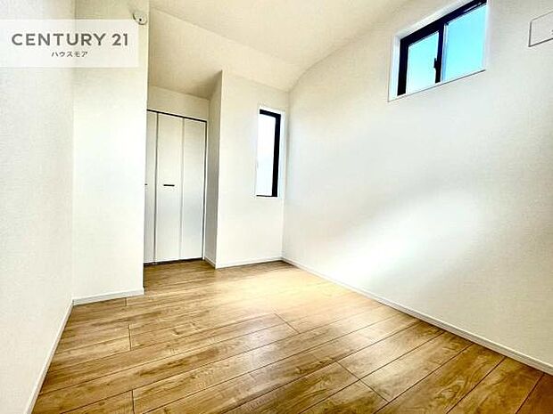 明るい室内は、風通しも良く、明るく大変居心地の良い空間となっております。リラックスして過ごせる心地の良いお部屋です!朝の目覚めがスッキリしますね!