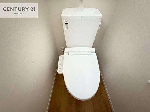 1・2階にトイレがございます!朝の忙しい時間帯も待たずにすみそうですね。白を基調とした清潔感のあるトイレでお手入れがしやすいです!