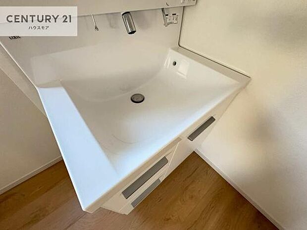 深い洗面台ボウルは、水が跳ねにくいのでお手入れが楽々!清潔感が保てます!キレイな洗面所で自分磨きのモチベーションが上がりますね!