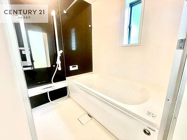 1日の疲れをしっかりと癒してくれる浴室です。おうちの素敵なリラクゼーション場所ですね。