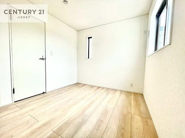 2面採光を確保した明るい室内は、風通しも良く、明るく大変居心地の良い空間となっております。リラックスして過ごせる心地の良いお部屋です!朝の目覚めがスッキリしますね!