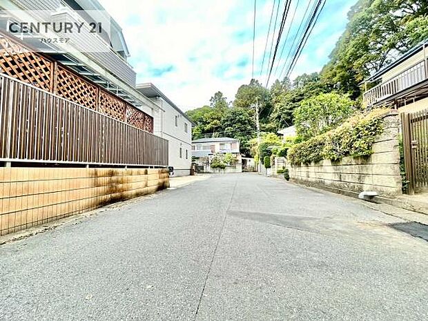 前面道路は5.43m!陽当り良好な立地です。車庫入れが苦手な方も安心ですね。