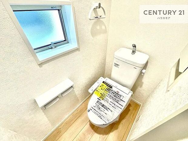 1・2階にトイレがございます!朝の忙しい時間帯も待たずにすみそうですね。白を基調とした清潔感のあるトイレでお手入れがしやすいです!