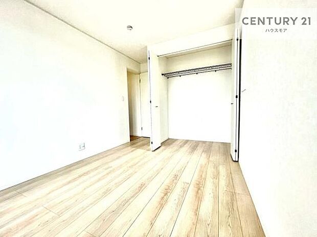 洋室は子供部屋や寝室、色々と用途多彩に利用できますね。収納力もたっぷりなので、広々気持ちよく過ごすことができます。