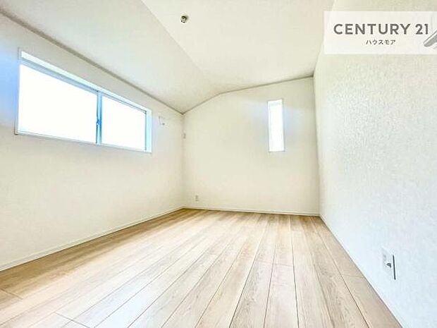 2面採光を確保した明るい室内は、風通しも良く、明るく大変居心地の良い空間となっております。リラックスして過ごせる心地の良いお部屋です!朝の目覚めがスッキリしますね!