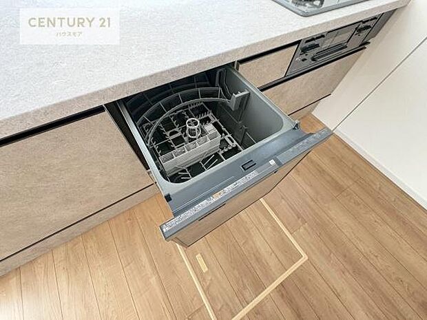 食洗機付き!忙しい時や冬場は手荒れ防止として大活躍します!ビルトイン仕様なので、場所も取らず調理スペースも広く使えて手際よく作業が出来ます!