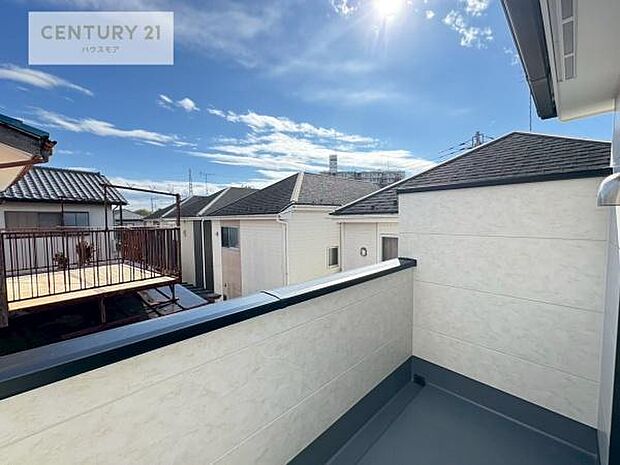 陽当たり良好なバルコニーです!晴れた日には青い空を見渡せる開放的な時間を楽しめます。