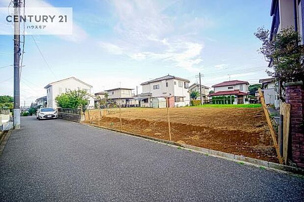 前面道路4.5m!陽当り良好な立地です。車庫入れが苦手な方も安心ですね。