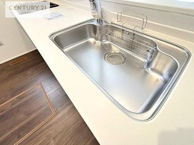 ワイドなシンクですね!水が跳ねにくく洗物がしやすい家事が楽々仕様のシステムキッチンです!デザイン性と機能性を兼ねたキッチンで清潔感がありますね!(同仕様)