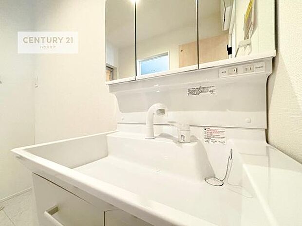 洗面台のボウルが深く床に水が跳ねにくいです!それにお掃除がしやすい使い勝手の良い白を基調とした清潔感のある洗面台で気持ちよくお使いいただけます!(同仕様)