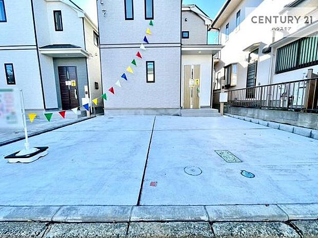 駐車スペースは2台分あります!セカンドカーはもちろん、バイクや自転車なども置き場所に困りません。【現地販売会開催中】