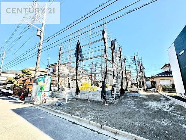 駐車スペースは2台分あります!セカンドカーはもちろん、バイクや自転車なども置き場所に困りません。