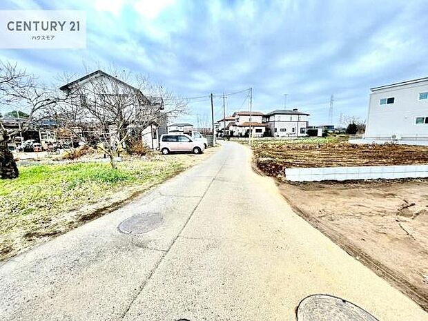 前面道路は4m!陽当り良好な立地です。車庫入れが苦手な方も安心ですね。