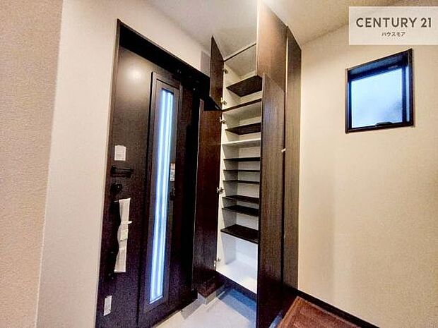 シューズボックス付きなので、玄関が片付きお掃除がしやすいです!スッキリした玄関で戸を開けた瞬間、清潔感のある心地いい空間が出迎えてくれます。