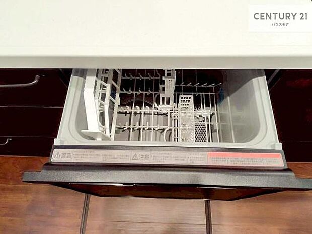 食洗機付きのキッチンです!忙しい時や手荒れ防止として大変活躍する便利な仕様です!ビルトインなのでキッチンの場所を取らず調理スペースを広く使うことが出来ます!
