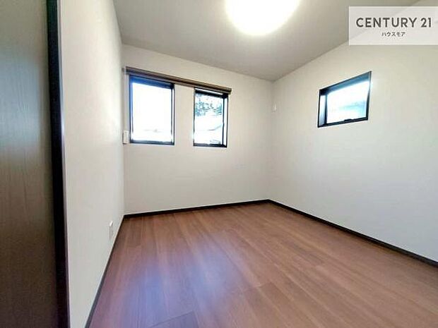 2面採光を確保した明るい室内は、風通しも良く、明るく大変居心地の良い空間となっております。リラックスして過ごせる心地の良いお部屋です!朝の目覚めがスッキリしますね!