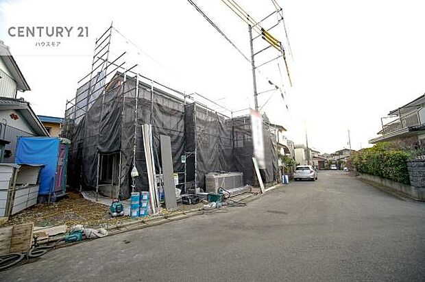 駐車スペースは2台分あります！セカンドカーはもちろん、バイクや自転車なども置き場所に困りません。