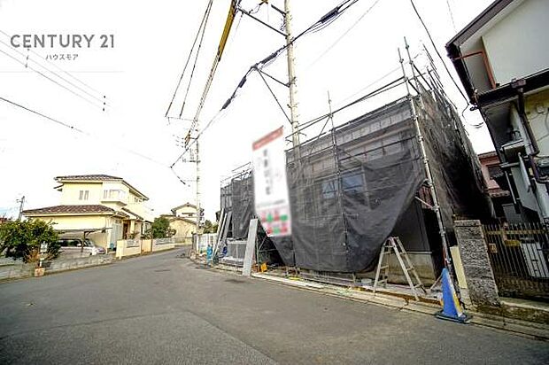 前面道路は6m!陽当り良好な立地です。車庫入れが苦手な方も安心ですね。