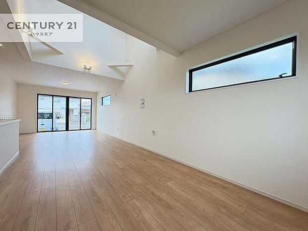 大きな窓からたっぷりの陽ざしが入る明るいリビング。開放感のあるリビングで家族団らんのくつろぎの時間を過ごせます。