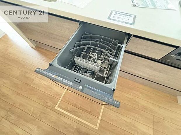 食洗機付き!忙しい時や冬場は手荒れ防止として大活躍します!ビルトイン仕様なので、場所も取らず調理スペースも広く使えて手際よく作業が出来ます!