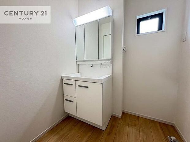 三面鏡仕様の洗面所は、身だしなみがしやすい造り!裏は収納になっています。ドライヤーやお化粧道具を片付けられるので洗面台周りをスッキリと見せることが出来ます!
