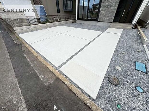 駐車スペースは2台分あります!セカンドカーはもちろん、バイクや自転車なども置き場所に困りません。