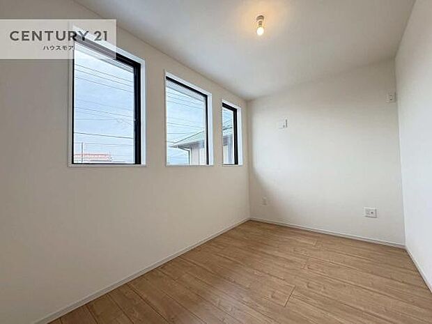 洋室は子供部屋や寝室、色々と用途多彩に利用できますね。収納力もたっぷりなので、広々気持ちよく過ごすことができます。