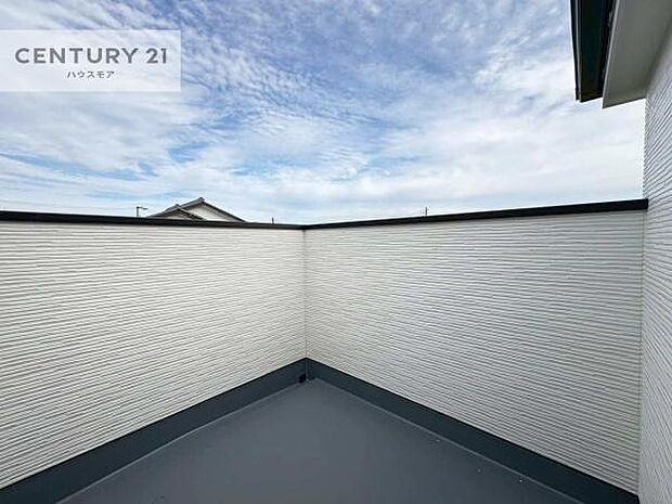 落ち着きある住宅街です!周囲には高い建物がなく、空が広く開放感があり、陽当たりを大きく遮られることもありません!気持ちの良い風が通り抜ける街並みです!