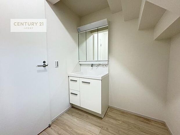 三面鏡仕様の洗面所は、身だしなみがしやすい造り!裏は収納になっています。ドライヤーやお化粧道具を片付けられるので洗面台周りをスッキリと見せることが出来ます!