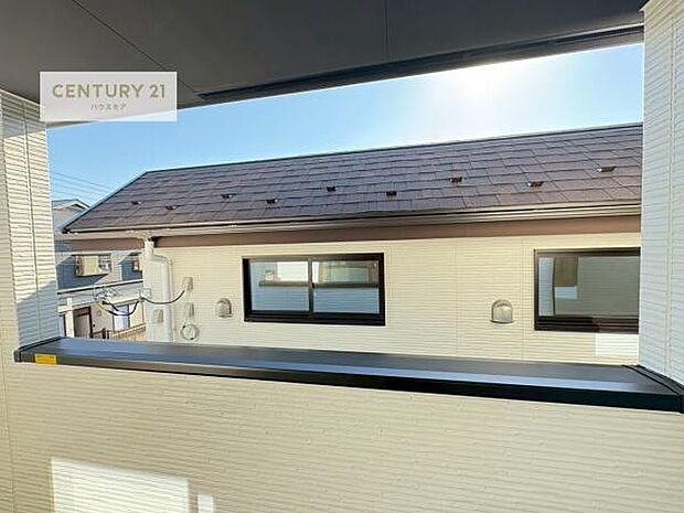 晴れた日には青い空を見渡せる開放的な時間を楽しめます。気持ちの良い風が通り抜ける街並みです!