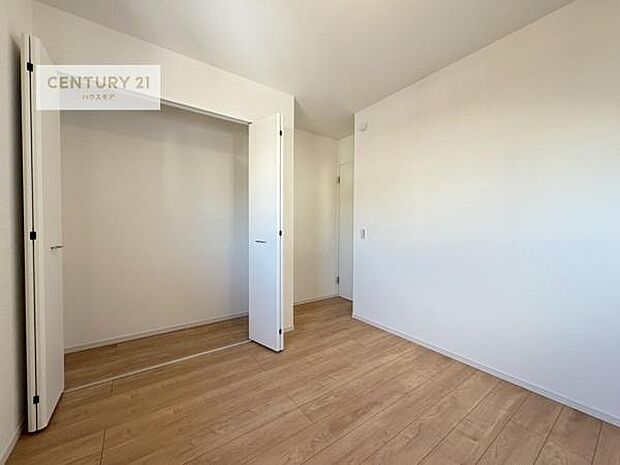 たっぷりの収納スペースで、暮らしがすっきり整う住まい。家族の荷物もきれいに片付き、毎日を快適に過ごせます。