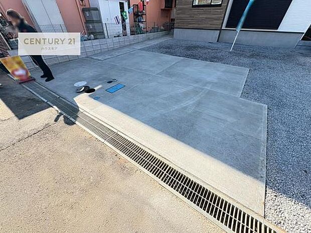 駐車スペースは2台分あります!セカンドカーはもちろん、バイクや自転車なども置き場所に困りません。