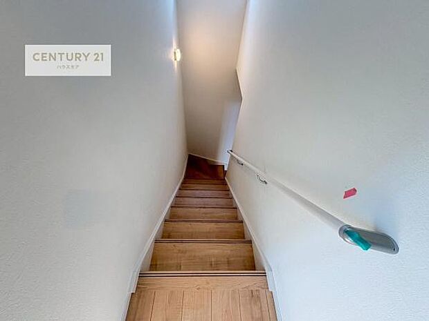 階段は明るく手摺りもついています。お子様やご年配の方も安心してご利用頂けますね。