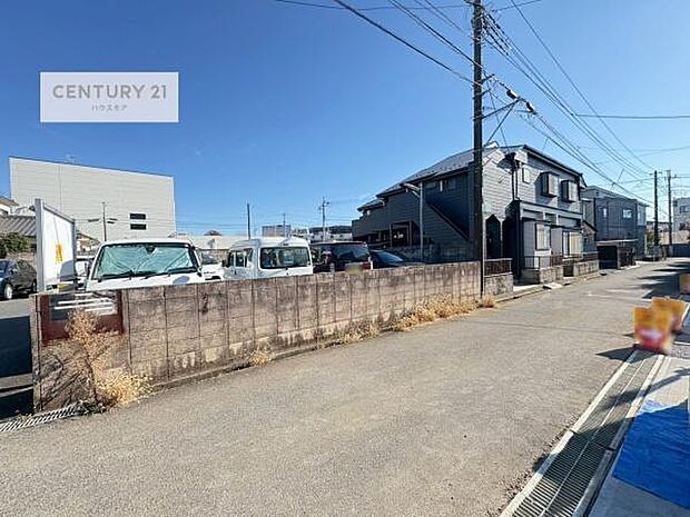 前面道路4m!陽当り良好な立地です。車庫入れが苦手な方も安心ですね。