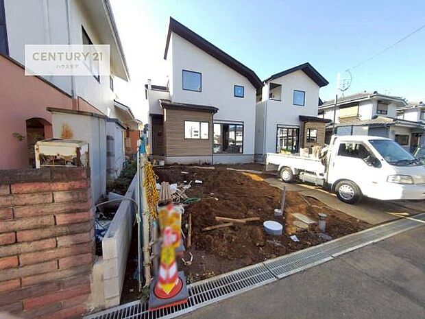 駐車スペースは2台分あります!セカンドカーはもちろん、バイクや自転車なども置き場所に困りません。