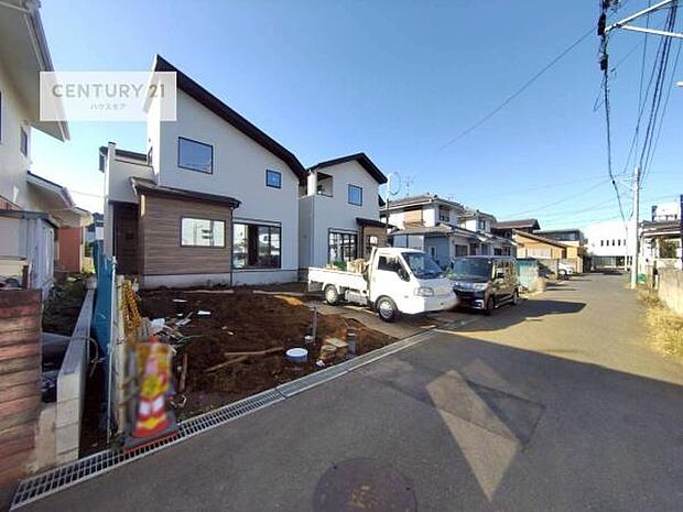 前面道路は4m!陽当り良好な立地です。車庫入れが苦手な方も安心ですね。