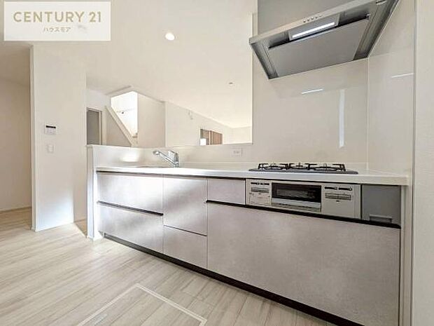 大人気の対面式システムキッチンを採用しています!ご家族のコミュニケーションが自然と増える設計です。お子様にも目が届くので嬉しいですね。広々使えて快適に作業が進みます。【現地販売会開催中】