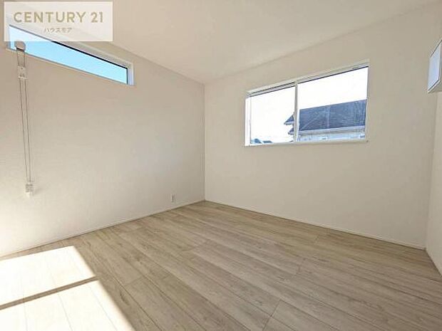 優しい光が差し込む洋室は、朝の目覚めも気持ちが良さそうですね。おうち時間もゆったりと過ごすことができます。優しい色合いのフローリングがどんな家具にもマッチします!【現地販売会開催中】