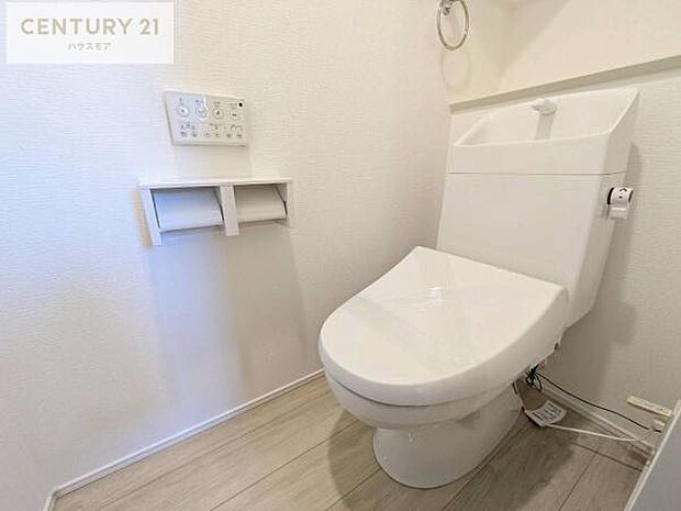 1・2階にトイレがございます!朝の忙しい時間帯も待たずにすみそうですね。白を基調とした清潔感のあるトイレでお手入れがしやすいです!【現地販売会開催中】