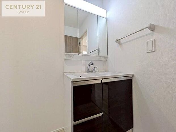 三面鏡仕様の洗面所は、身だしなみがしやすい造り!裏は収納になっています。ドライヤーやお化粧道具を片付けられるので洗面台周りをスッキリと見せることが出来ます!【現地販売会開催中】