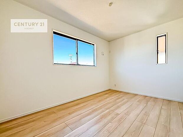 明るく風通しの良い居室です。「シンプル」にデザインされた室内。自由度が高いので家具やレイアウトでお好みの空間を創り上げられます。(同仕様)