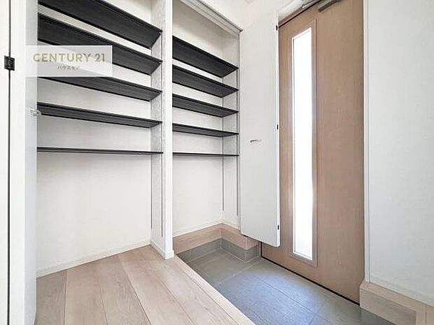 シューズボックス付きなので、玄関が片付きお掃除がしやすいです!スッキリした玄関で戸を開けた瞬間、清潔感のある心地いい空間が出迎えてくれます。(同仕様)