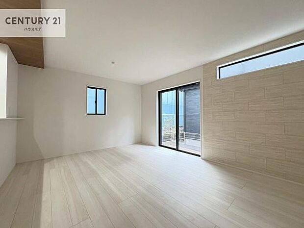 大きな窓からたっぷりの陽ざしが入る明るいリビング。開放感のあるリビングで家族団らんのくつろぎの時間を過ごせます。